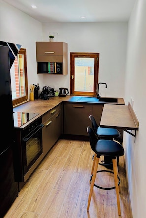 Coffee/tea maker, fridge, microwave, oven - House with a renovated courtyard—"Le Cocon d'Albi"—5 minutes from downtown (Albi)