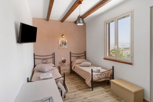 NEW LIFE Villalba Resort - Room '102' with Shared Terrace, Wi-Fi and Air Conditioning