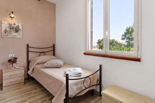 NEW LIFE Villalba Resort - Room '102' with Shared Terrace, Wi-Fi and Air Conditioning