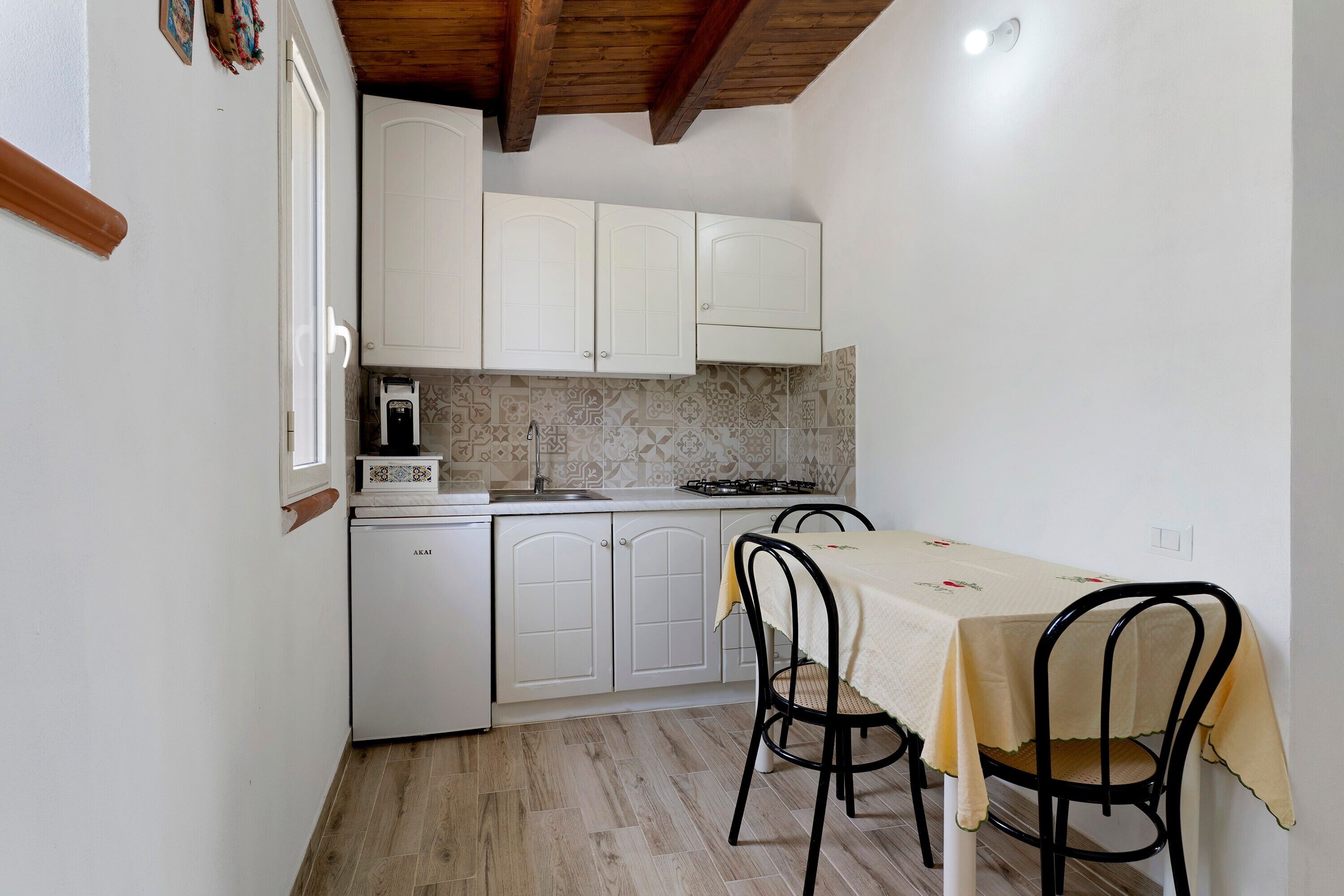 Wasserkocher mit Kaffee-/Teezubehör, Kühlschrank, Mikrowelle, Herdplatte