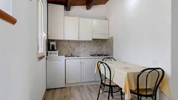Wasserkocher mit Kaffee-/Teezubehör, Kühlschrank, Mikrowelle, Herdplatte