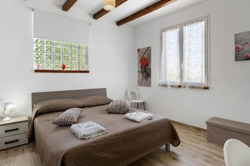NEW LIFE Villalba Resort - Room '101' with Shared Terrace, Wi-Fi and Air Conditioning