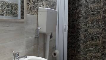 Douche, sèche-cheveux, serviettes fournies