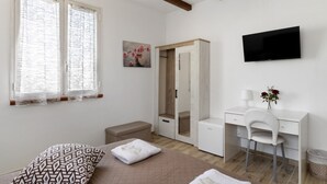 1 bedroom, WiFi, bed sheets - NEW LIFE Villalba Resort - Room '101' with Shared Terrace, Wi-Fi and Air Conditioning (Villalba)