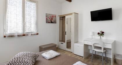 NEW LIFE Villalba Resort - Room '101' with Shared Terrace, Wi-Fi and Air Conditioning