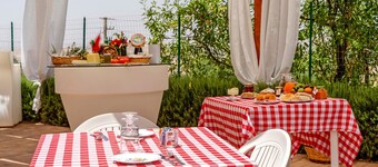 NEW LIFE Villalba Resort – Apartment '106' with Shared Terrace, Wi-Fi & Air Conditioning
