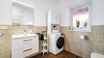Dusche, Haartrockner, Handtücher, Seife