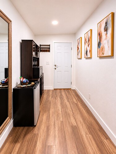 Modern Private Suite  Private Entrance + Bathroom