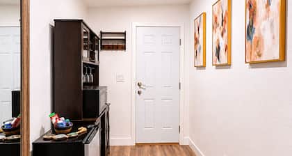 Modern Private Suite Private Entrance + Bathroom