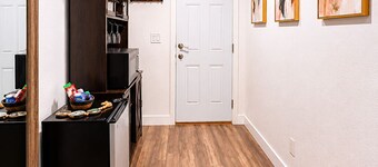 Modern Private Suite Private Entrance + Bathroom