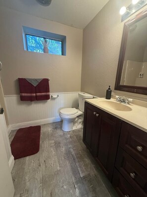Shower, towels, soap, toilet paper - Wonderful Quirky studio with porch, walk to downtown (Placerville)