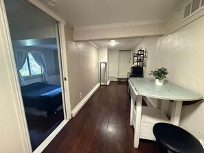 WiFi, bed sheets - Wonderful Quirky studio with porch, walk to downtown (Placerville)