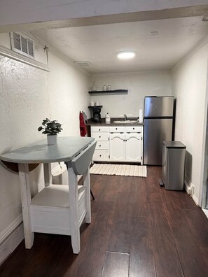 Private kitchen - Wonderful Quirky studio with porch, walk to downtown (Placerville)