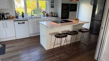 Dishwasher, cookware/dishes/utensils