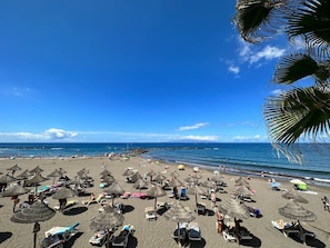 A beach with thatched umbrellas and sun loungers. - Yomely Towers - Y4G (Playa de las Américas)