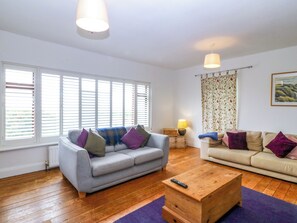 A living room with two sofas, a wooden coffee table, and a lamp. - Faraway (Ty Croes)
