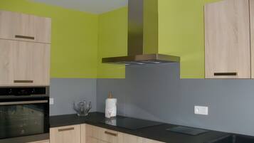 Coffee/tea maker, fridge, microwave, oven