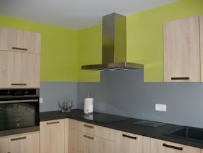 Wasserkocher mit Kaffee-/Teezubehör, Kühlschrank, Mikrowelle, Ofen