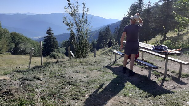 A person standing on a bench overlooking a mountainous landscape. - Charming Cottage at the Foot of the Rock (Sewen)