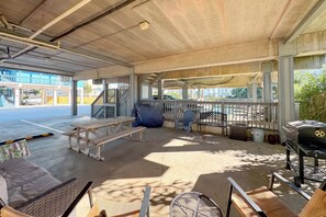 Outdoor dining - Condo near beach and the Lagoon! Family friendly calm area. Also welcome dogs. (Gulf Shores)