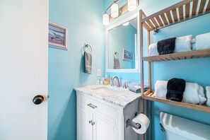 Bathroom - Condo near beach and the Lagoon! Family friendly calm area. Also welcome dogs. (Gulf Shores)
