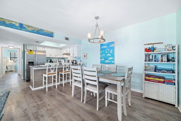 Dining - Condo near beach and the Lagoon! Family friendly calm area. Also welcome dogs. (Gulf Shores)