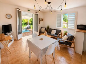 TV - Holiday Home 'Au Relax N°10' with Shared Pool and Terrace (Saint-Crépin-et-Carlucet)