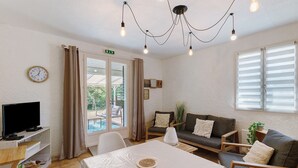 Living area - Holiday Home 'Au Relax N°10' with Shared Pool and Terrace (Saint-Crépin-et-Carlucet)