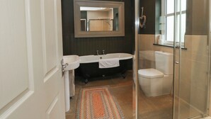 A bathroom with a glass shower enclosure, a white sink, and a toilet. - Ghillie's Cottage (Killin)