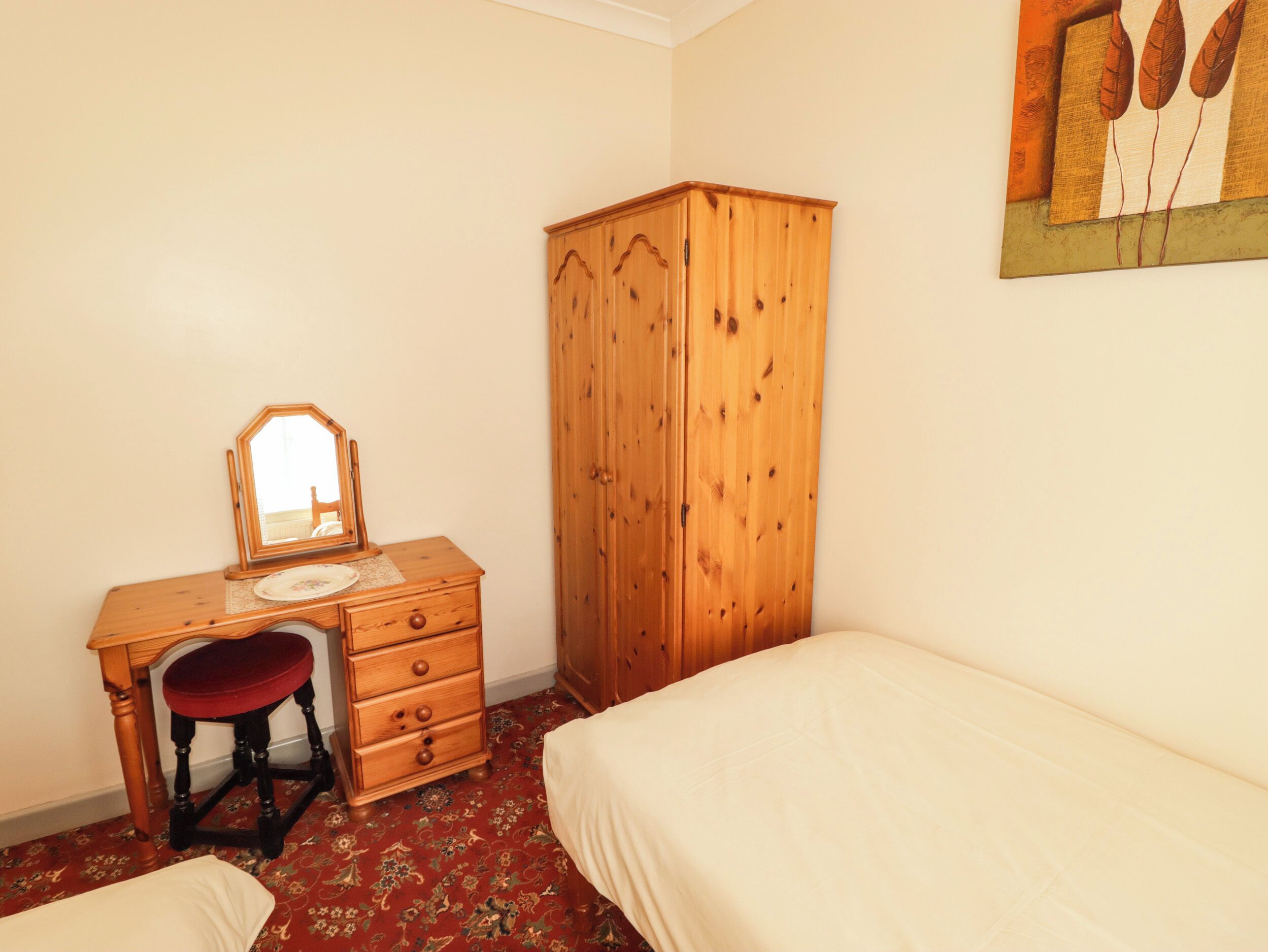 2 quartos, individualmente decorados, individualmente mobiliados