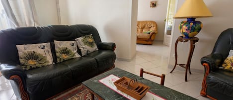 Una televisión, un reproductor estéreo