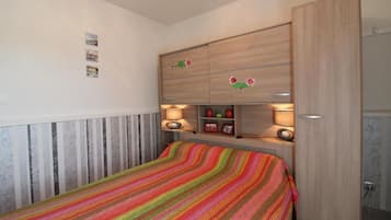 Een strijkplank/strijkijzer, wifi, beddengoed