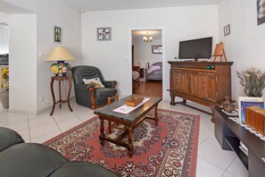 Een strijkplank/strijkijzer, wifi, beddengoed