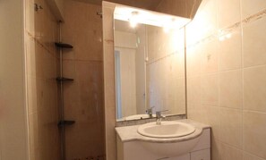 Douche, sèche-cheveux, serviettes fournies