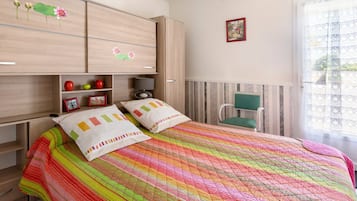 2 bedrooms, iron/ironing board, WiFi, bed sheets