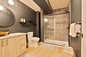 Een douche, een haardroger, een bidet, handdoeken