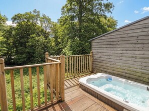 A wooden deck with a hot tub and a wooden building. - Garth Cottage (Killin)