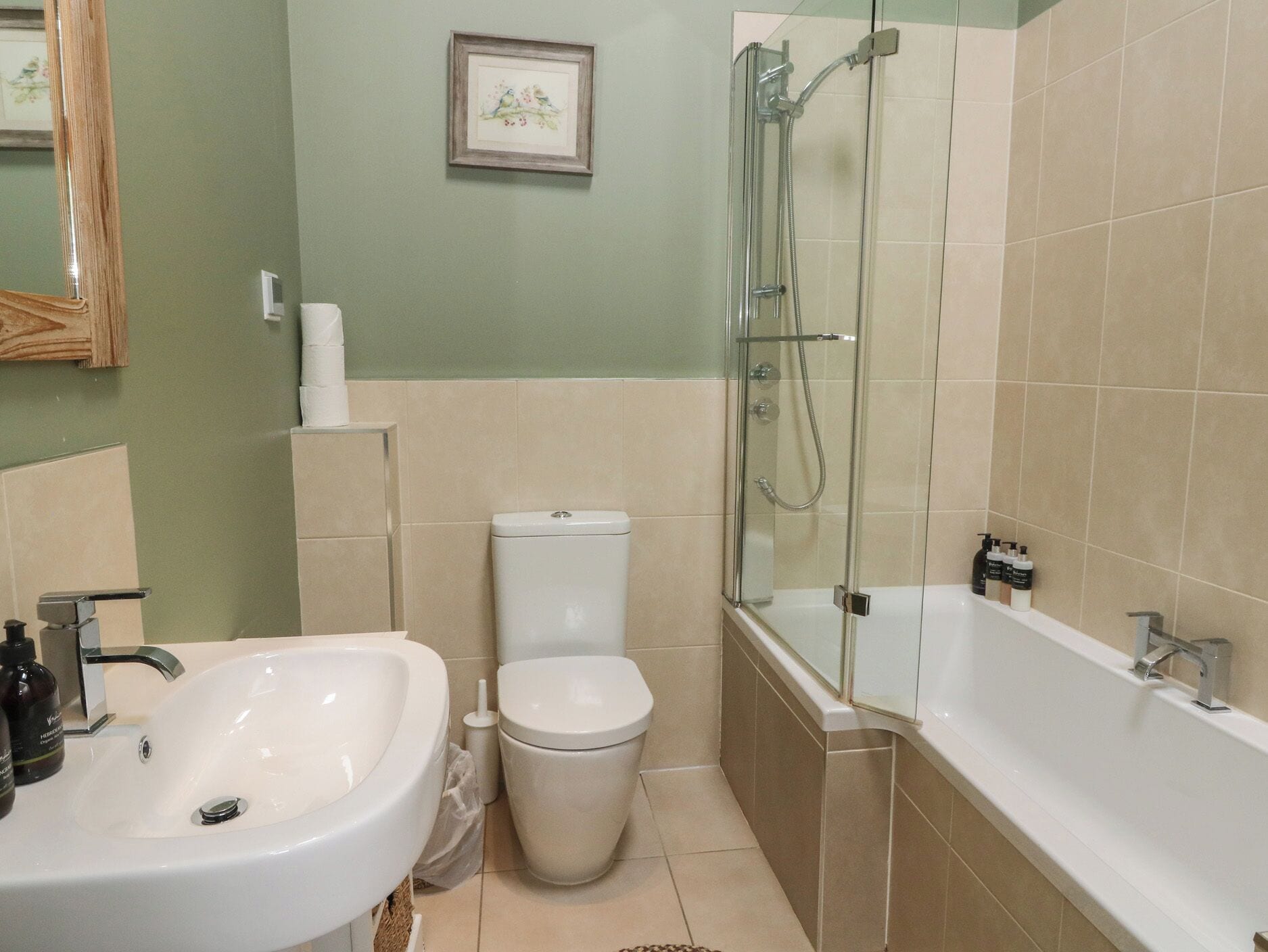 Ein Badezimmer mit Waschbecken, Toilette, Dusche und Badewanne.