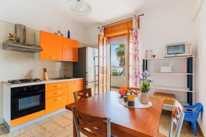Kühlschrank, Herdplatte, Toaster, Kochgeschirr/Geschirr/Besteck