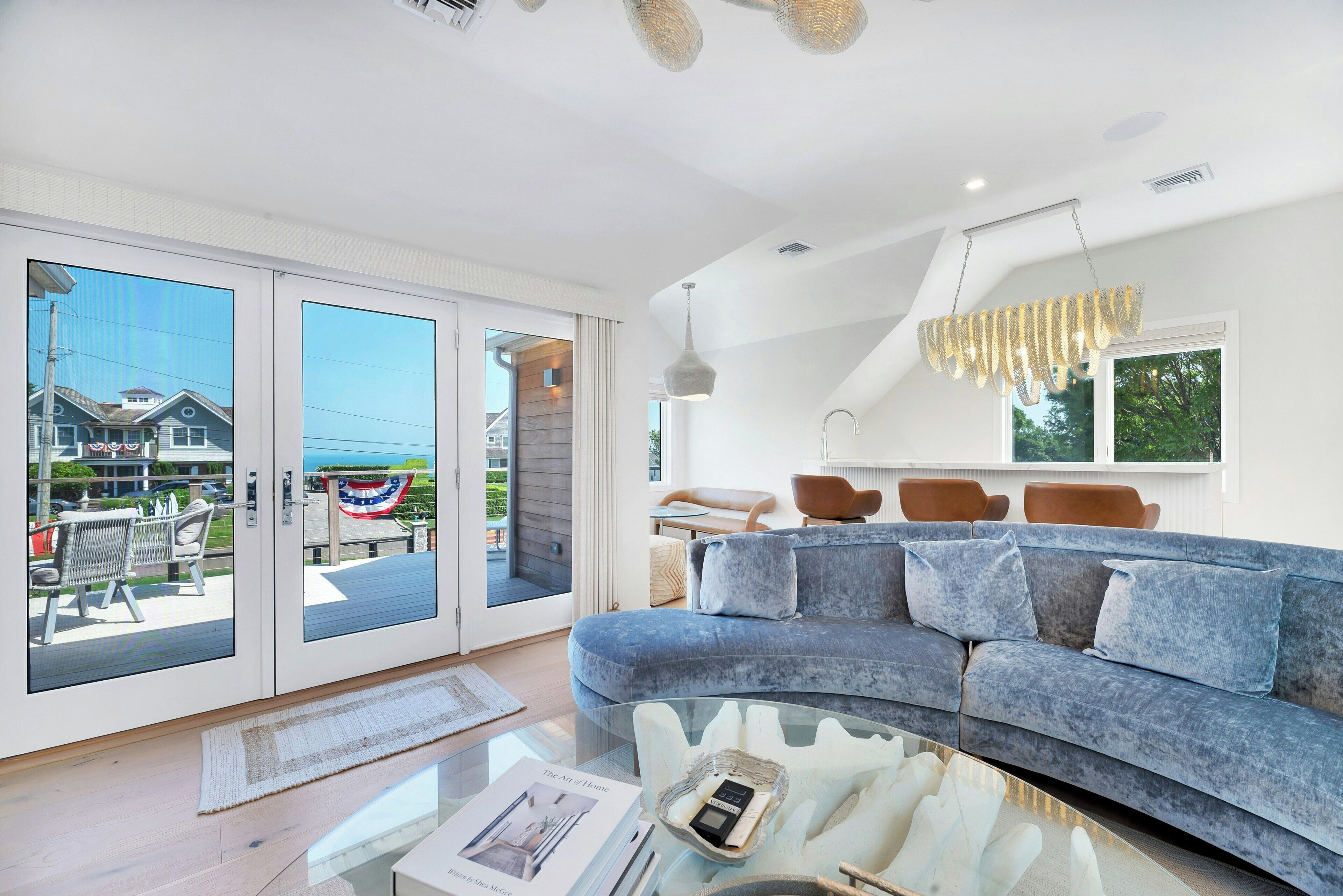 Smart TV, fireplace, books, stereo