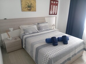 Tabla de planchar con plancha, wifi y ropa de cama 