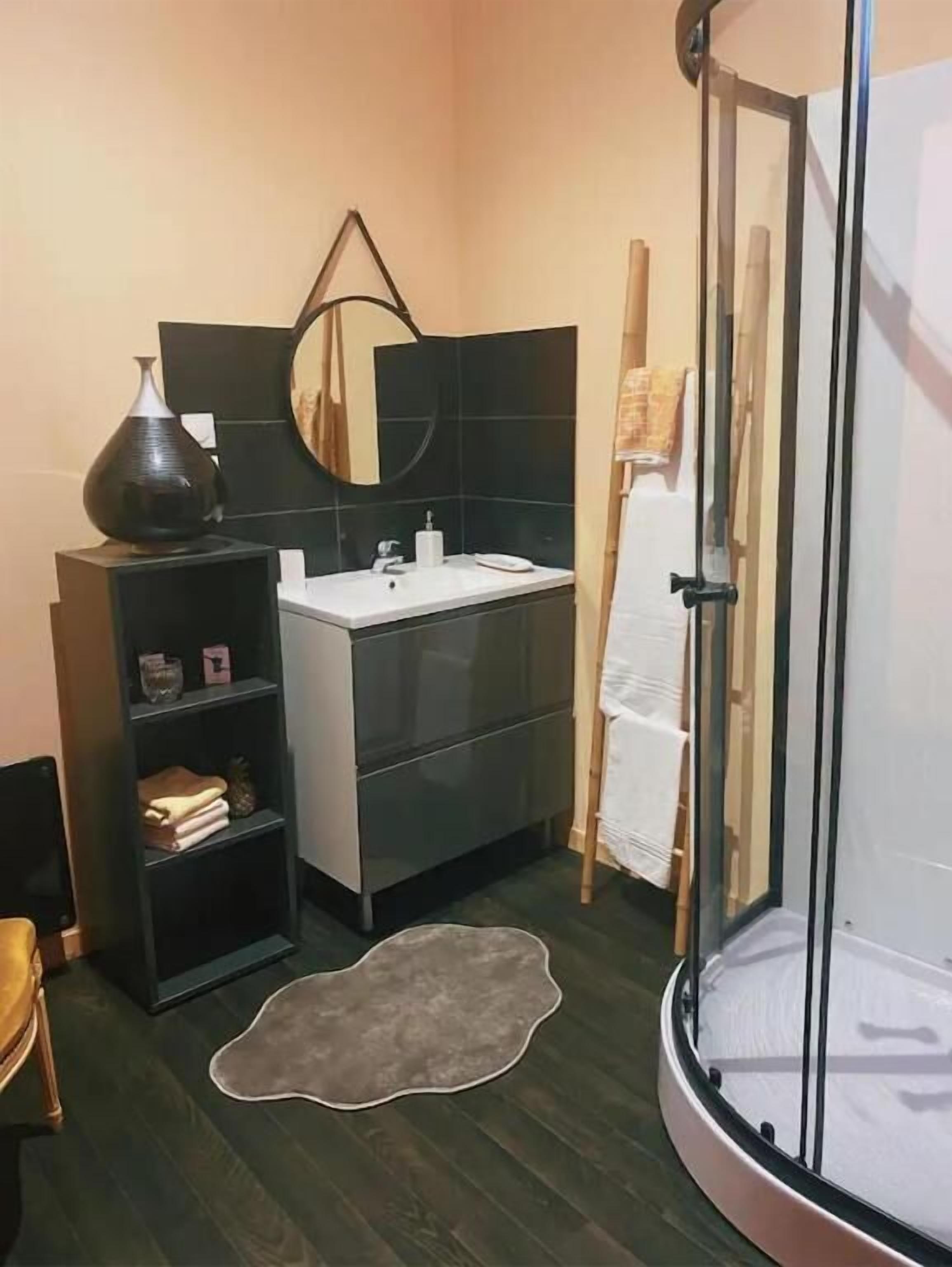Basic-Doppelzimmer, Blick auf den Innenhof | Badezimmer