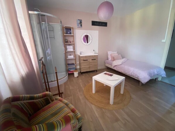 Habitación triple familiar, vista al patio | Wifi gratis