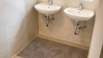 Een douche, handdoeken, toiletpapier