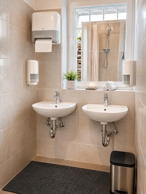 Dusche, Handtücher, Toilettenpapier