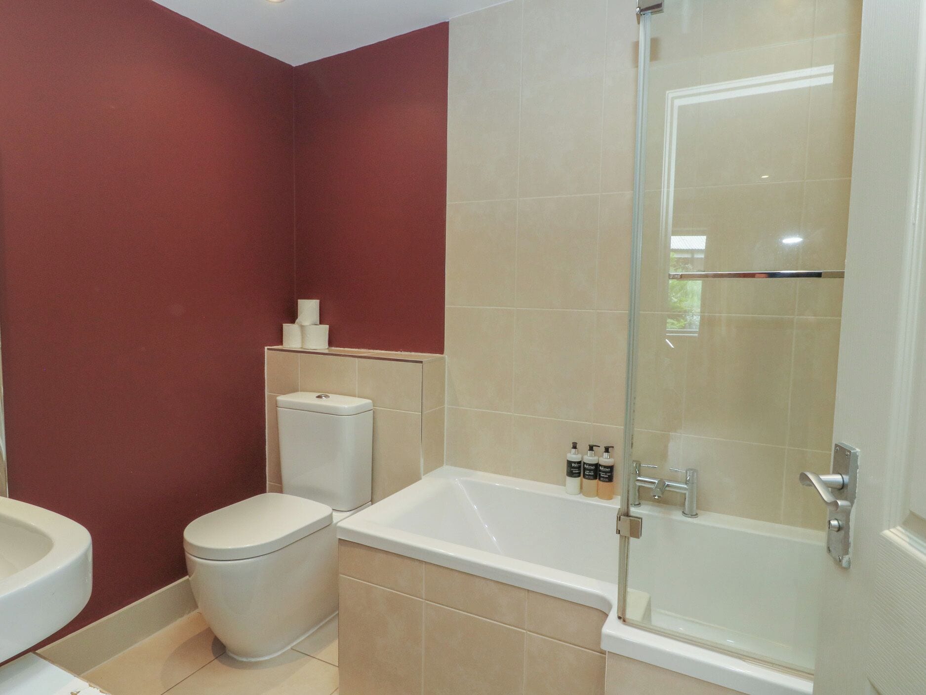 Ein Badezimmer mit Toilette, Bidet und Badewanne.