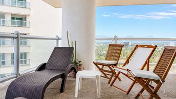 Deluxe-Apartment, Balkon, Strandblick | Terrasse/Patio