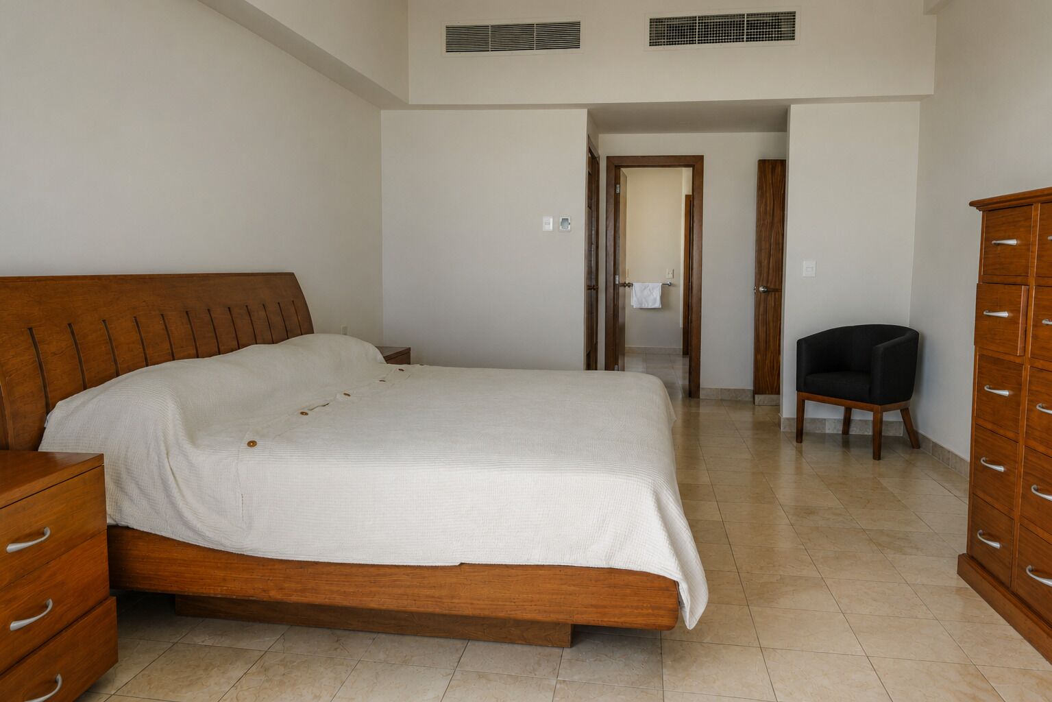 Deluxe-Apartment, Balkon, Strandblick | Verdunkelungsvorhänge, Bügeleisen/Bügelbrett, kostenloses WLAN