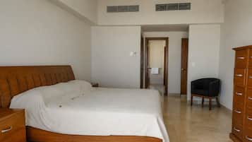 Deluxe-Apartment, Balkon, Strandblick | Verdunkelungsvorhänge, Bügeleisen/Bügelbrett, kostenloses WLAN