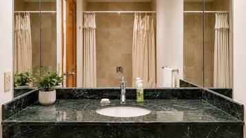 Deluxe Apartment, Balcony, Beach View | Bathroom